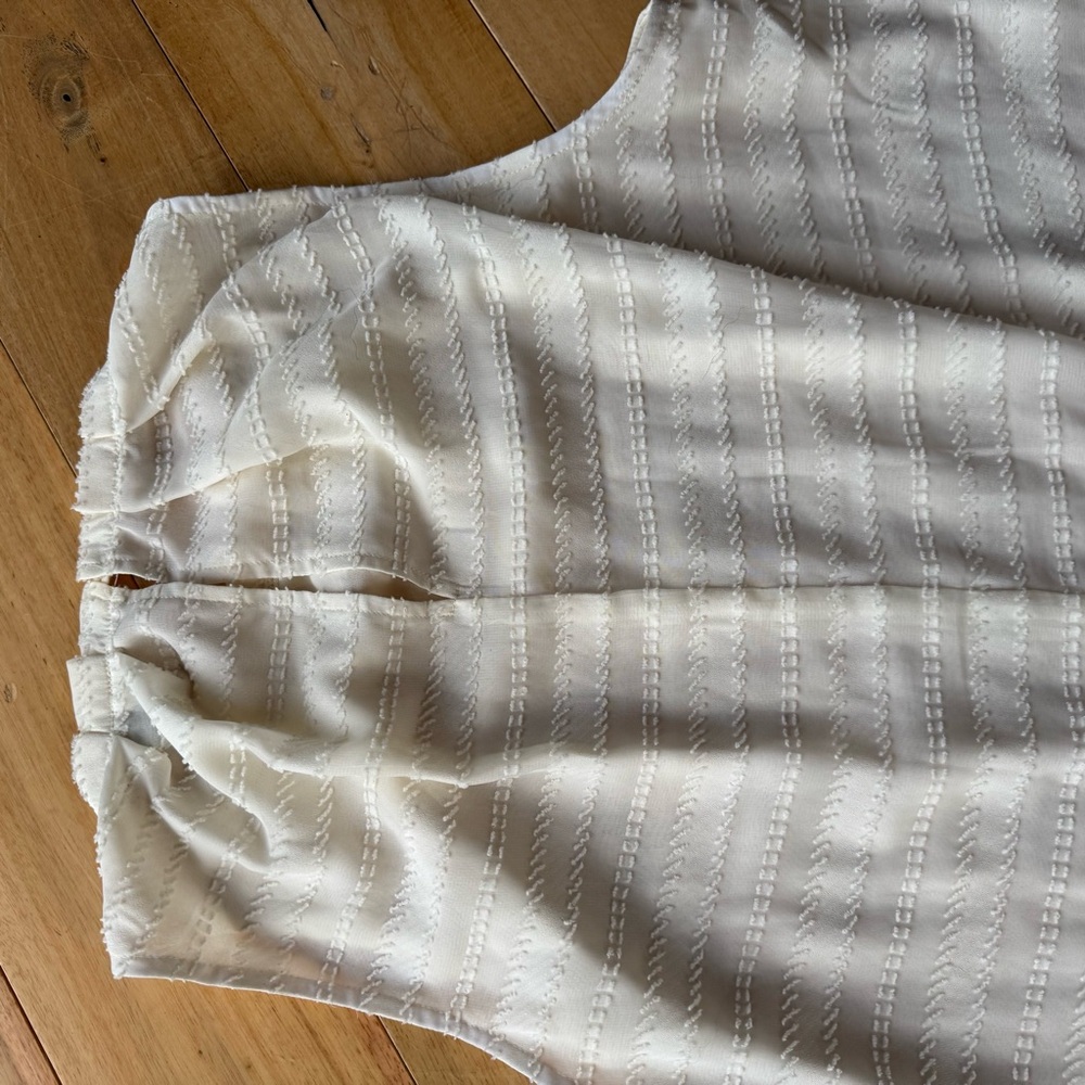 Ann‎ Taylor Cream Pleated Sleeveless Blouse - Picture 4 of 6